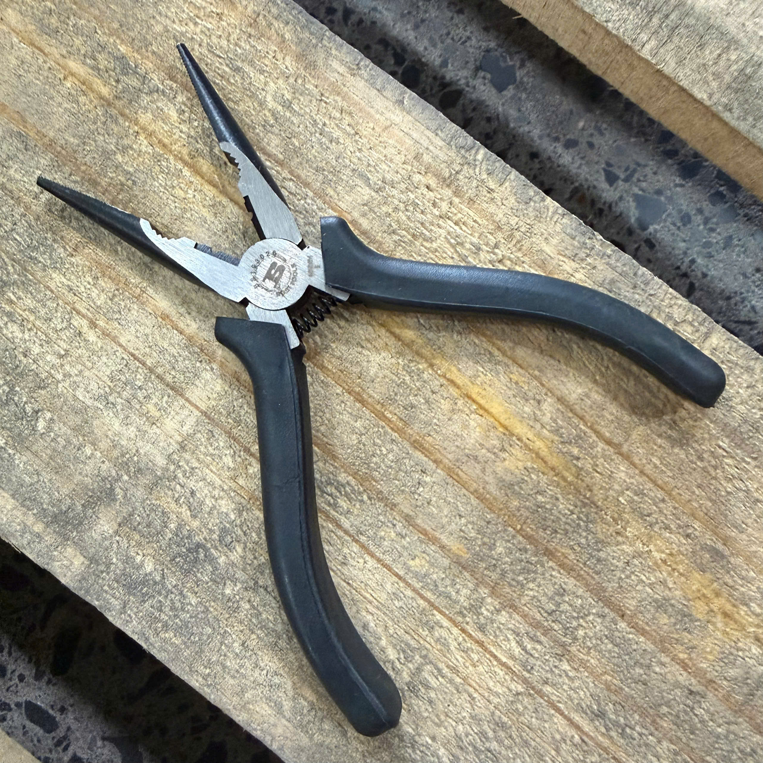 Kìm Mũi Nhọn Kiểu Nhật Cán Trơn 6 Inch Bosi BS193026