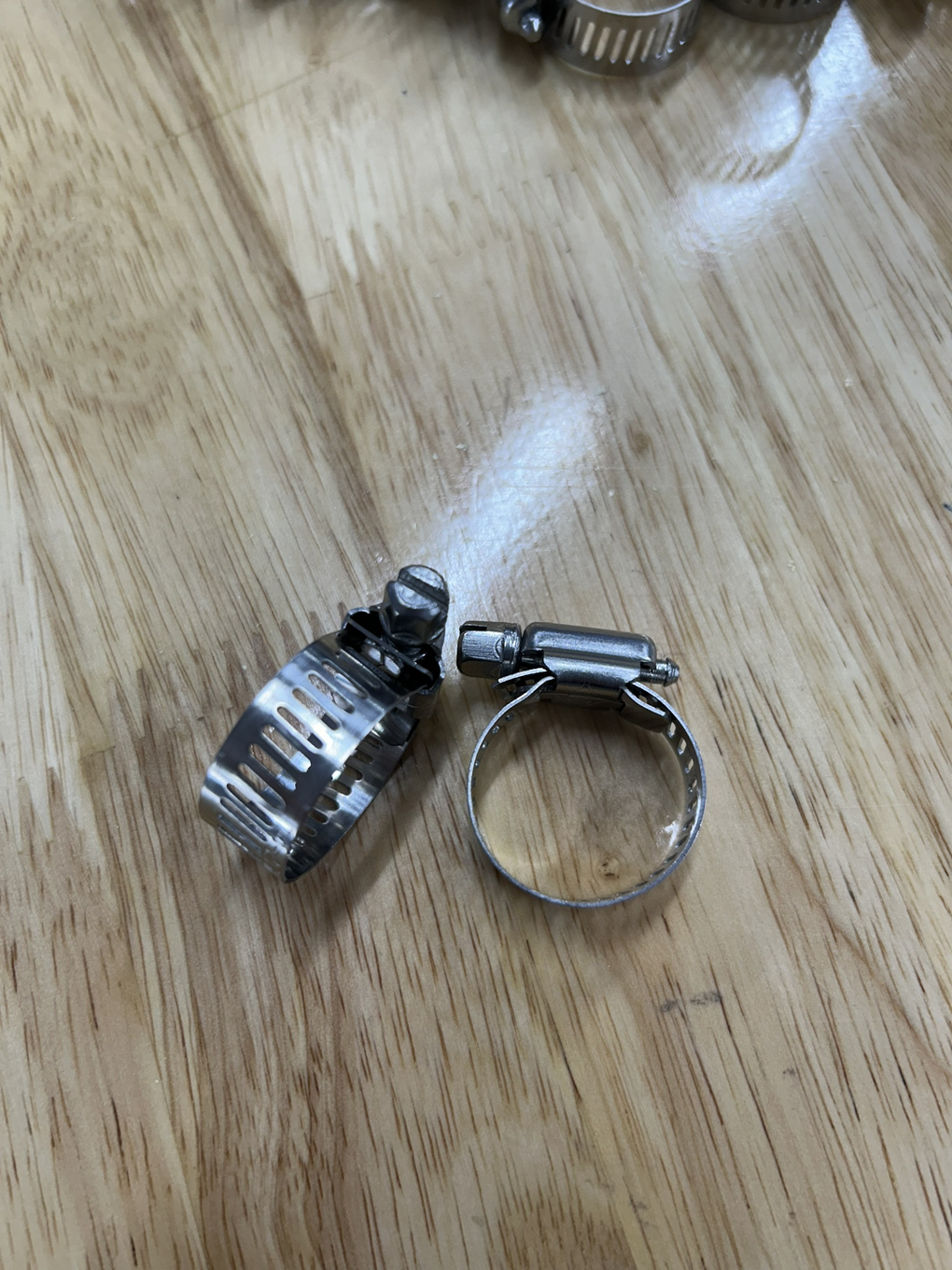 Cổ Dê Vặn Vít Inox 201 Cho Ống Từ 14-27mm
